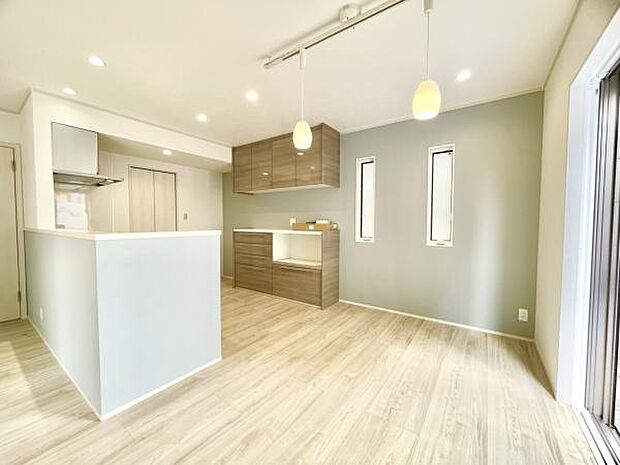 ■■憩いの場所■■パートナーや家族が集う憩いの空間。真新しい木目、Shadeのあるフローリングや白亜のクロスを陽の光、ダウンライトが照らし出し、家族・友人・知人の会話に華を咲かせます。