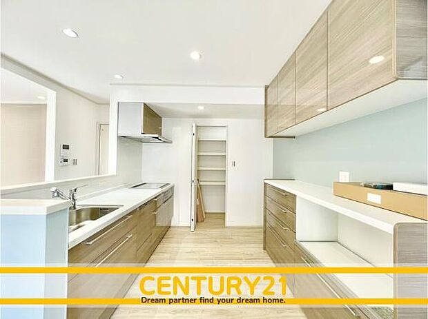 ■■広々キッチン■■大型の冷蔵庫やレンジボードもしっかり置ける広々としたキッチンスペースが大事。※現地写真を一部加工しています。実際の室内状況は現況優先となります。