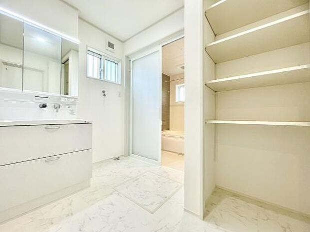 ■■清潔な空間■■毎日使うものだから清潔な空間を保ちたい水回り。洗面にはそんな願いを解消させてくれる収納アイデアが満載です。三面鏡の裏側にはキャビネットが現れ小物から背の高い物まで収納できます。