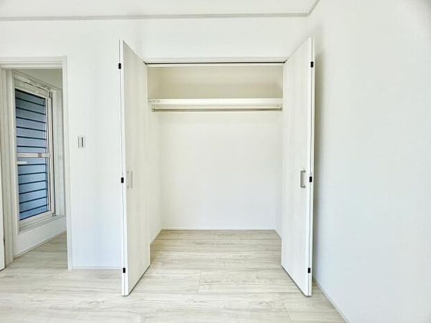 ■■closet■■クローゼットはスーツ類から丈の長いコート類まで何でも収納できる便利なスペースです。衣装ケースと併用することでセーター類なども収納でき自分だけのスペースにカスタマイズできます。