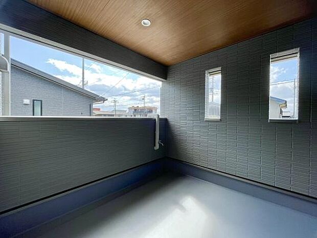 ■■開放感感じるバルコニー■■頬をなでる優しい風を感じることが出来るバルコニー。つい深呼吸をしたくなる気持ちの良い場所はこのお部屋の自慢です。お洗濯物を干すスペースとしても十分な広さがあります。