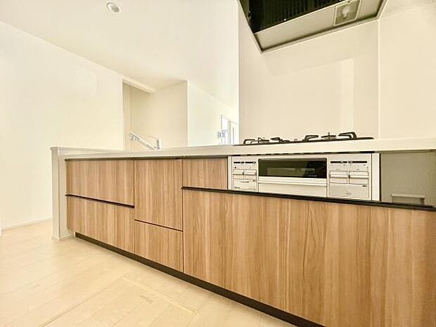 ■■対面キッチン■■リビングで寛ぐ家族や小さなお子様を見守りながら料理が出来る「対面式の温もり設計」。※現地写真を一部加工しています。実際の室内状況は現況優先となります。