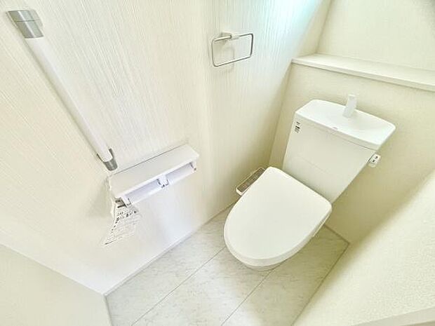 ■■Toilet■■毎日使う場所だから汚れが付着しにくい便器はお掃除も楽々です。※現地写真を一部加工しています。実際の室内状況は現況優先となります。