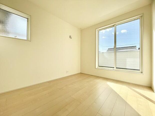 ■■居室■■各居室ごとにデザイン性のある窓を配置しました。壁面にはデスクやベット等の家具を置きやすいように高さや位置にも配慮しました。自分だけのお気に入りの空間を是非ご体感下さい。