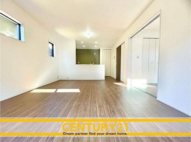 ■■憩いのリビング■■くつろぎを愉しむリビングルームは憩いの場となります。リビングとダイニングの空間機能を活かし、巧みに使い分ける発想が、ライフスタイルに新しいゆとりをもたらします。