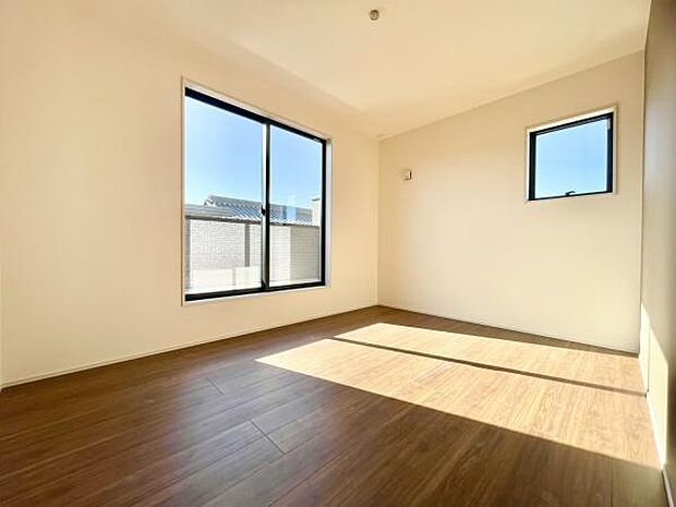 ■■メインベッドルーム■■ウォークinクローゼット付の広い主寝室。プライベートを保ちながらもバランスよく配置された窓から緩やかな陽が射し込み、広い空間を光が満たしていきます。