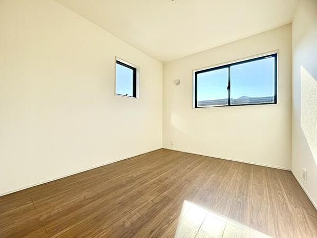 ■■明るい居室■■温もりある自然光を感じていただける居室です。飽きのこないナチュラルカラーの床にホワイトの壁紙は、色褪せることのない心地良さを作ります。