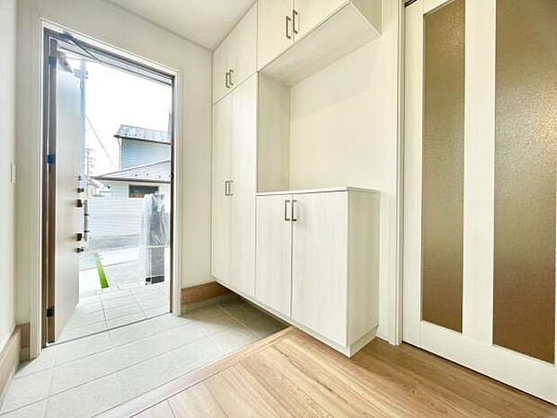 ■■玄関■■人を迎え入れる最初の場所だからこそ、清潔感がある空間にして頂ける様にゆとりあるシューズボックスを設置しました。おでかけの時も帰った時も、「我が家」を最初に感じでもらえる素敵な空間に。