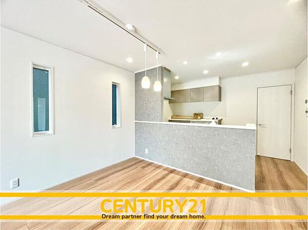 ■■ステキな時間を！■■忙しい朝でも、しっかり家族が揃って食事をして頂けるゆとりある大きさのダイニングスペース。奥様が作る手料理をカウンター越しに受けとって頂き、テーブルで囲む素敵な時間を存分に。