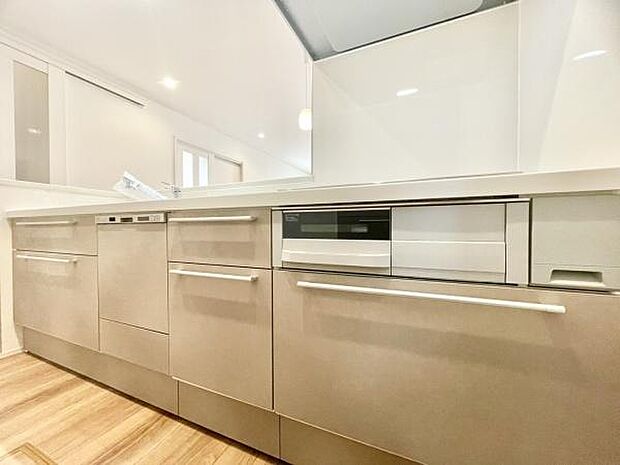 ■■対面キッチン■■キッチンは収納数もさる事ながら、リビングで寛ぐ家族や小さなお子様を見守りながら料理が出来る「対面式の温もり設計」。キッチンから立ち込める香りが今日の料理を期待させます