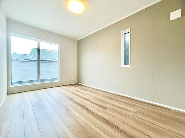 ■■メインベッドルーム■■ウォークinクローゼット付の広い主寝室。プライベートを保ちながらもバランスよく配置された窓から緩やかな陽が射し込み、広い空間を光が満たしていきます。