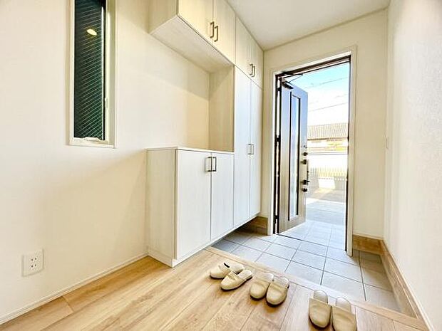 ■■玄関■■人を迎え入れる最初の場所だからこそ、清潔感がある空間にして頂ける様にゆとりあるシューズボックスを設置しました。おでかけの時も帰った時も、「我が家」を最初に感じでもらえる素敵な空間に。