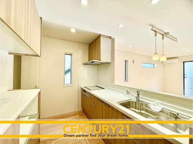 ■■広々キッチン■■大型の冷蔵庫やレンジボードもしっかり置ける広々としたキッチンスペースが大事。ゆとりある空間で作業ができるとお料理の腕も日に日に上がりそうな気がしてきます。