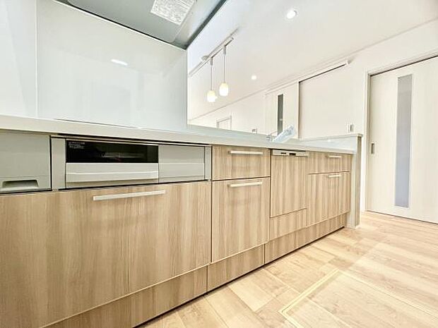 ■■広々キッチン■■大型の冷蔵庫やレンジボードもしっかり置ける広々としたキッチンスペースが大事。ゆとりある空間で作業ができるとお料理の腕も日に日に上がりそうな気がしてきます。