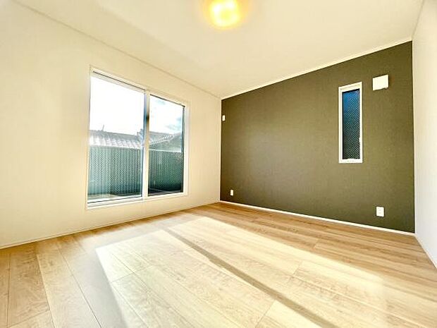 ■■メインベッドルーム■■ウォークinクローゼット付の広い主寝室。プライベートを保ちながらもバランスよく配置された窓から緩やかな陽が射し込み、広い空間を光が満たしていきます。