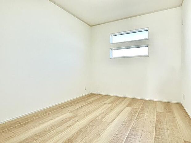 ■■明るい居室■■温もりある自然光を感じていただける居室です。飽きのこないナチュラルカラーの床にホワイトの壁紙は、色褪せることのない心地良さを作ります。