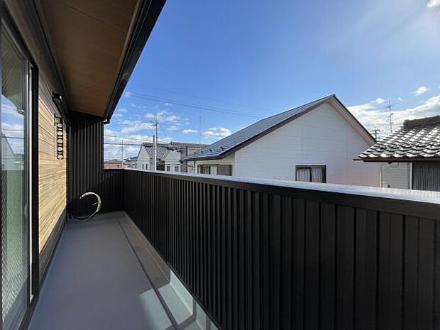 ■■開放感感じるバルコニー■■頬をなでる優しい風を感じることが出来るバルコニー。つい深呼吸をしたくなる気持ちの良い場所はこのお部屋の自慢です。お洗濯物を干すスペースとしても十分な広さがあります。