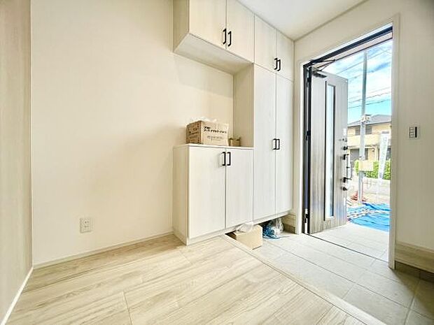 ■■玄関■■人を迎え入れる最初の場所だからこそ、清潔感がある空間にして頂ける様にゆとりあるシューズボックスを設置しました。おでかけの時も帰った時も、「我が家」を最初に感じでもらえる素敵な空間に。