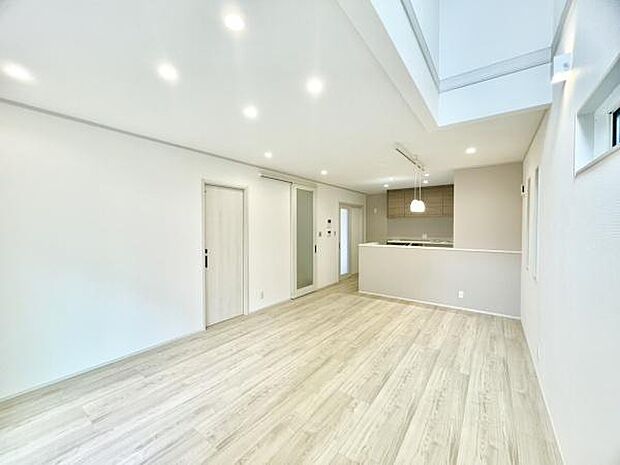 ■■憩いの場所■■パートナーや家族が集う憩いの空間。真新しい木目、Shadeのあるフローリングや白亜のクロスを陽の光、ダウンライトが照らし出し、家族・友人・知人の会話に華を咲かせます。