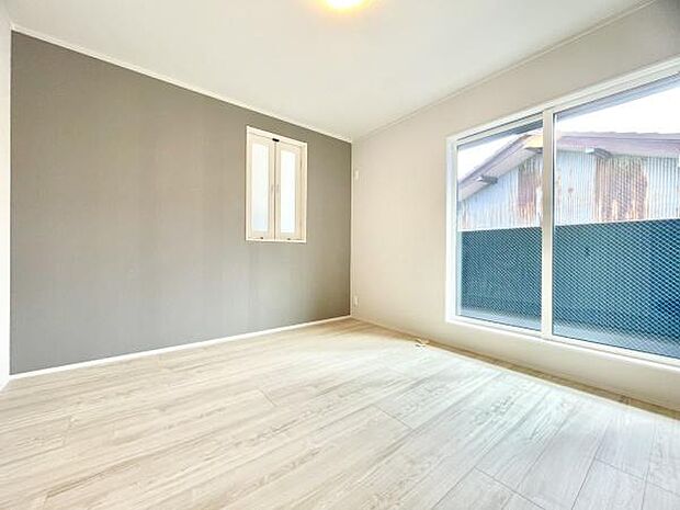 ■■メインベッドルーム■■ウォークinクローゼット付の広い主寝室。プライベートを保ちながらもバランスよく配置された窓から緩やかな陽が射し込み、広い空間を光が満たしていきます。