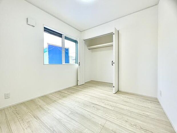 ■■明るい居室■■温もりある自然光を感じていただける居室です。飽きのこないナチュラルカラーの床にホワイトの壁紙は、色褪せることのない心地良さを作ります。