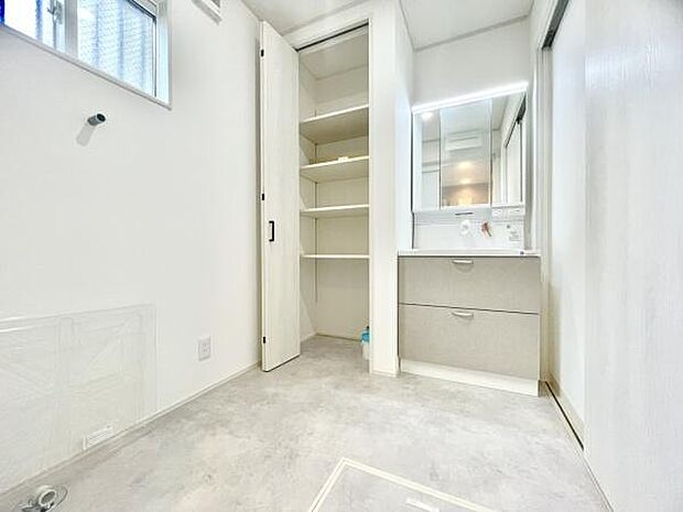 ■■清潔な空間■■毎日使うものだから清潔な空間を保ちたい水回り。洗面にはそんな願いを解消させてくれる収納アイデアが満載です。三面鏡の裏側にはキャビネットが現れ小物から背の高い物まで収納できます。