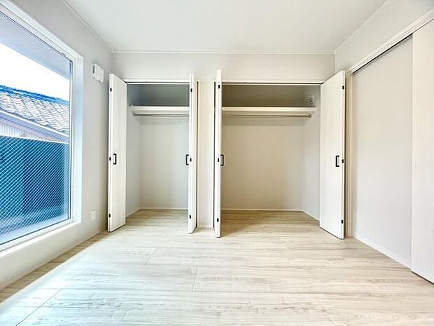 ■■closet■■クローゼットはスーツ類から丈の長いコート類まで何でも収納できる便利なスペースです。衣装ケースと併用することでセーター類なども収納でき自分だけのスペースにカスタマイズできます。