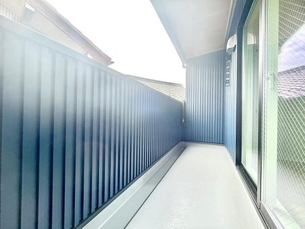 ■■開放感感じるバルコニー■■頬をなでる優しい風を感じることが出来るバルコニー。つい深呼吸をしたくなる気持ちの良い場所はこのお部屋の自慢です。お洗濯物を干すスペースとしても十分な広さがあります。