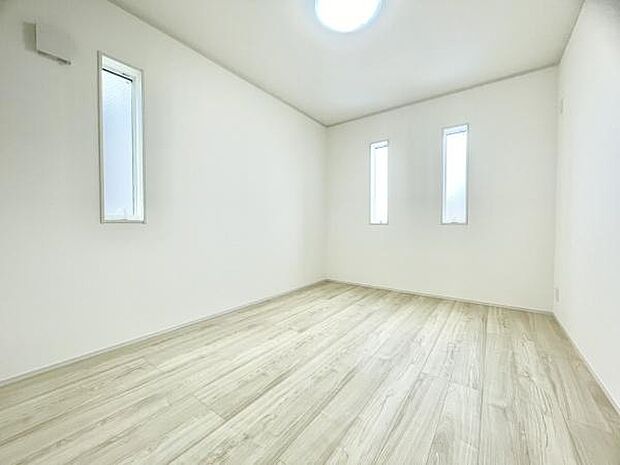 ■■居室■■各居室ごとにデザイン性のある窓を配置しました。壁面にはデスクやベット等の家具を置きやすいように高さや位置にも配慮しました。自分だけのお気に入りの空間を是非ご体感下さい。