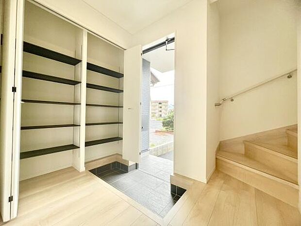 ■■玄関■■人を迎え入れる最初の場所だからこそ、清潔感がある空間にして頂ける様にゆとりあるシューズボックスを設置しました。おでかけの時も帰った時も、「我が家」を最初に感じでもらえる素敵な空間に。