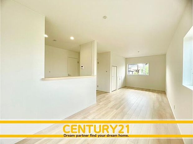 ■■ステキな時間を！■■忙しい朝でも、しっかり家族が揃って食事をして頂けるゆとりある大きさのダイニングスペース。奥様が作る手料理をカウンター越しに受けとって頂き、テーブルで囲む素敵な時間を存分に。