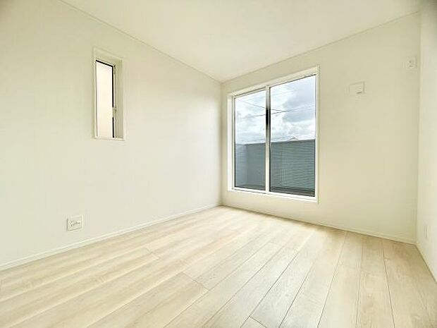 ■■メインベッドルーム■■クローゼット付の広い主寝室。プライベートを保ちながらもバランスよく配置された窓から緩やかな陽が射し込み、広い空間を光が満たしていきます。