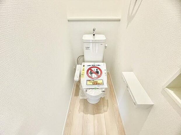 ■■Toilet■■清潔な空間を保ちたいトイレはオフホワイトでまとめました。毎日使う場所だからこそお手入れも楽々にできる機能が搭載されております。汚れが付着しにくい便器はお掃除も楽々です。