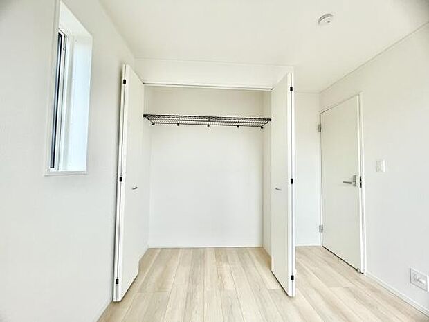 ■■closet■■クローゼットはスーツ類から丈の長いコート類まで何でも収納できる便利なスペースです。衣装ケースと併用することでセーター類なども収納でき自分だけのスペースにカスタマイズできます。