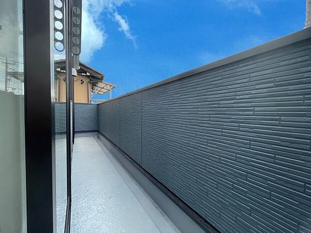 ■■開放感感じるバルコニー■■頬をなでる優しい風を感じることが出来るバルコニー。つい深呼吸をしたくなる気持ちの良い場所はこのお部屋の自慢です。お洗濯物を干すスペースとしても十分な広さがあります。