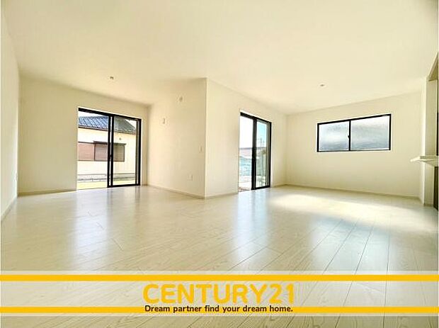 ■■ステキな時間を！■■忙しい朝でも、しっかり家族が揃って食事をして頂けるゆとりある大きさのダイニングスペース。奥様が作る手料理をカウンター越しに受けとって頂き、テーブルで囲む素敵な時間を存分に。