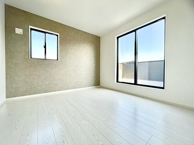 ■■メインベッドルーム■■ウォークinクローゼット付の広い主寝室。プライベートを保ちながらもバランスよく配置された窓から緩やかな陽が射し込み、広い空間を光が満たしていきます。