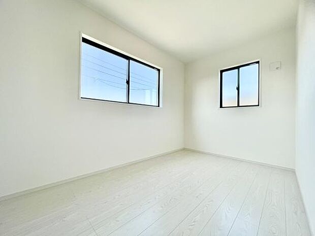 ■■居室■■各居室ごとにデザイン性のある窓を配置しました。壁面にはデスクやベット等の家具を置きやすいように高さや位置にも配慮しました。自分だけのお気に入りの空間を是非ご体感下さい。