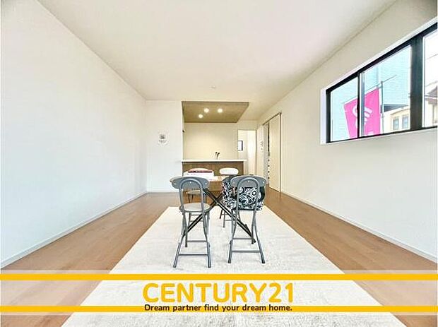 ■■憩いのリビング■■くつろぎを愉しむリビングルームは憩いの場となります。リビングとダイニングの空間機能を活かし、巧みに使い分ける発想が、ライフスタイルに新しいゆとりをもたらします。