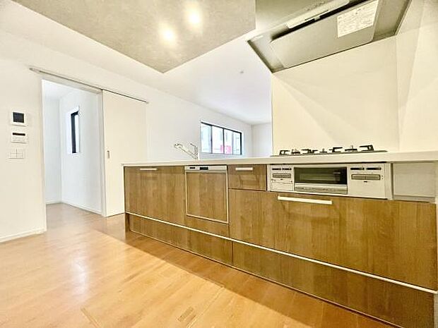 ■■対面キッチン■■キッチンは収納数もさる事ながら、リビングで寛ぐ家族や小さなお子様を見守りながら料理が出来る「対面式の温もり設計」。キッチンから立ち込める香りが今日の料理を期待させます