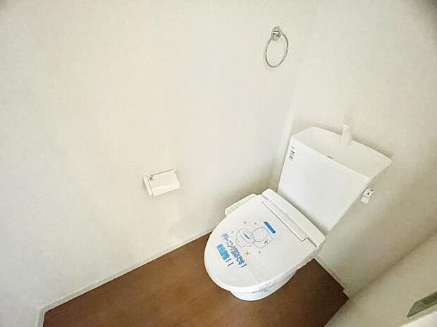 ■■Toilet■■清潔な空間を保ちたいトイレはオフホワイトでまとめました。毎日使う場所だからこそお手入れも楽々にできる機能が搭載されております。汚れが付着しにくい便器はお掃除も楽々です。