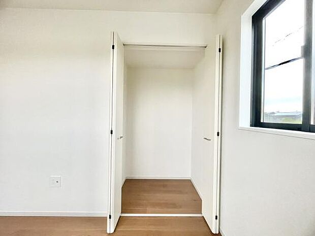 ■■closet■■クローゼットはスーツ類から丈の長いコート類まで何でも収納できる便利なスペースです。衣装ケースと併用することでセーター類なども収納でき自分だけのスペースにカスタマイズできます。