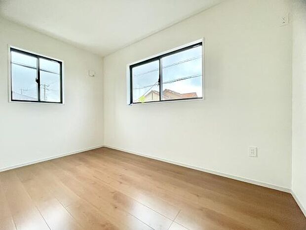 ■■居室■■各居室ごとにデザイン性のある窓を配置しました。壁面にはデスクやベット等の家具を置きやすいように高さや位置にも配慮しました。自分だけのお気に入りの空間を是非ご体感下さい。