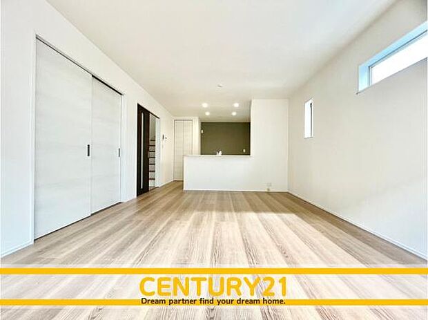 ■■憩いのリビング■■くつろぎを愉しむリビングルームは憩いの場となります。リビングとダイニングの空間機能を活かし、巧みに使い分ける発想が、ライフスタイルに新しいゆとりをもたらします。