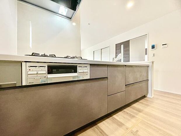 ■■対面キッチン■■キッチンは収納数もさる事ながら、リビングで寛ぐ家族や小さなお子様を見守りながら料理が出来る「対面式の温もり設計」。キッチンから立ち込める香りが今日の料理を期待させます