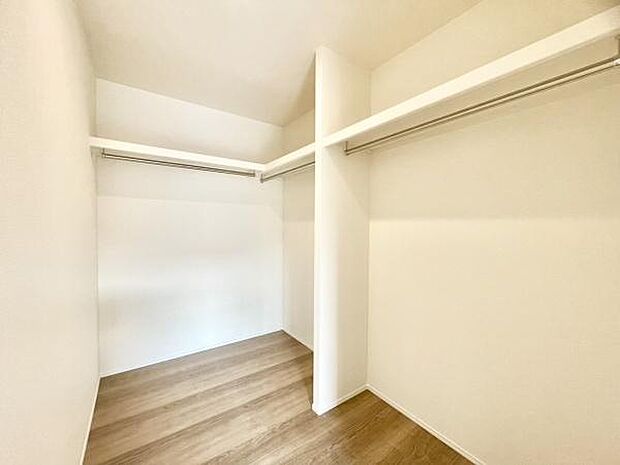 ■■ウォークインクローゼット■■スーツ類から丈の長いコート類まで何でも収納できる便利なスペースです。衣装ケースと併用することでセーター類なども収納でき自分だけのスペースにカスタマイズできます。