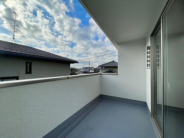 ■■開放感感じるバルコニー■■頬をなでる優しい風を感じることが出来るバルコニー。つい深呼吸をしたくなる気持ちの良い場所はこのお部屋の自慢です。お洗濯物を干すスペースとしても十分な広さがあります。