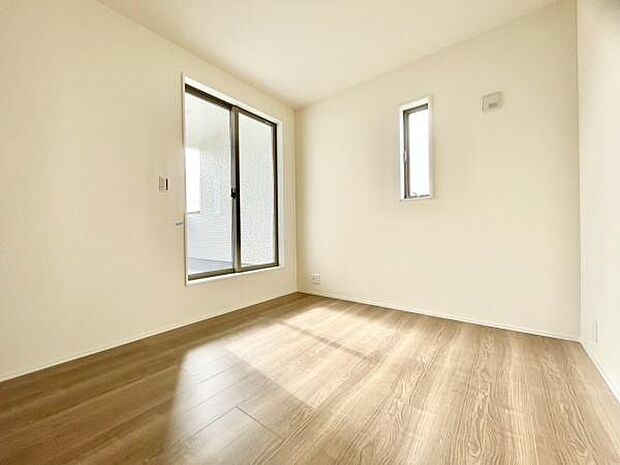 ■■居室■■各居室ごとにデザイン性のある窓を配置しました。壁面にはデスクやベット等の家具を置きやすいように高さや位置にも配慮しました。自分だけのお気に入りの空間を是非ご体感下さい。