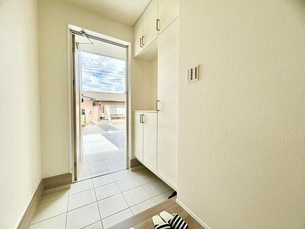 ■■玄関■■人を迎え入れる最初の場所だからこそ、清潔感がある空間にして頂ける様にゆとりあるシューズボックスを設置しました。おでかけの時も帰った時も、「我が家」を最初に感じでもらえる素敵な空間に。