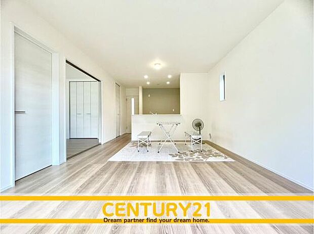 ■■憩いのリビング■■くつろぎを愉しむリビングルームは憩いの場となります。リビングとダイニングの空間機能を活かし、巧みに使い分ける発想が、ライフスタイルに新しいゆとりをもたらします。